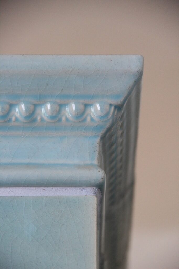 Detail kachlové římsy Flora bez kytiček v glazuře modrá vodovka, Foto zdroj: Jihočeské kamnářství