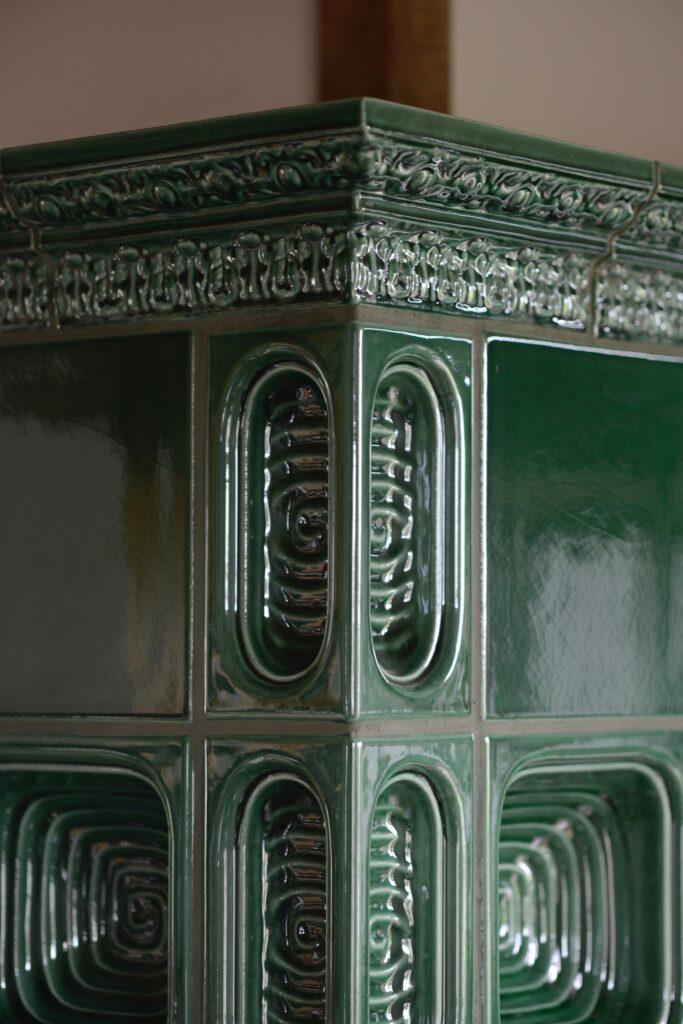Zdobné keramické kachle v lahvově zelené glazuře, Realizace: Jihočeské kamnářství, Foto zdroj: Kolem kamen