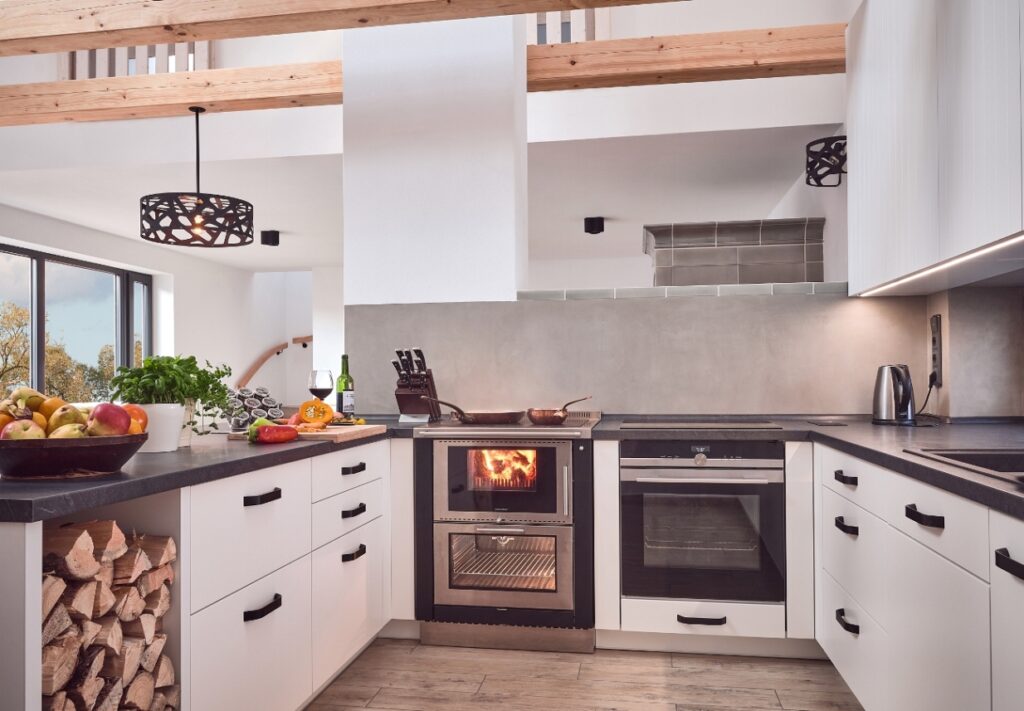 Kamna na dřevo do moderní kuchyně - Tábor, Foto zdroj: Jihočeské kamnářství/Miloš Vatrt