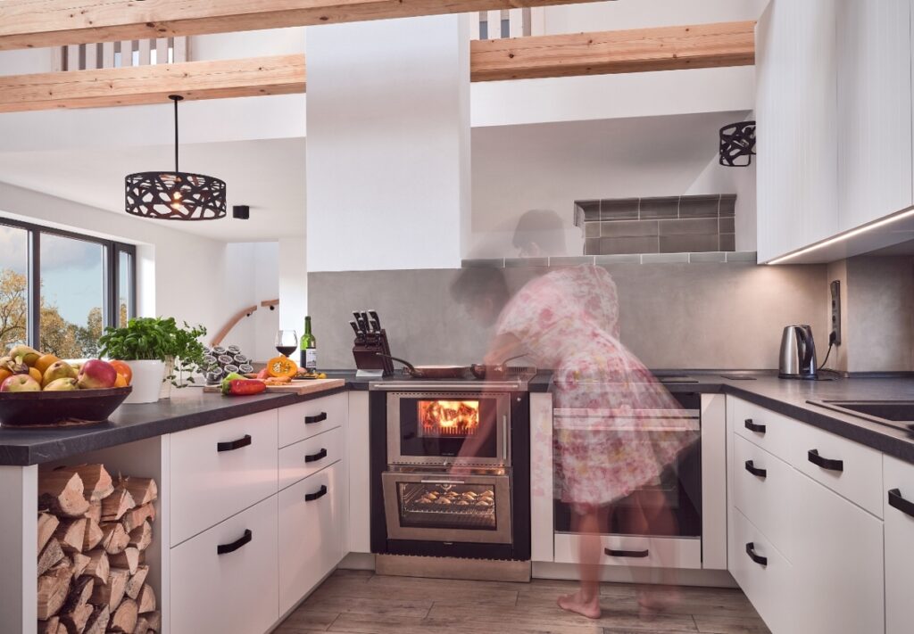 Moderní kuchyňský sporák na dřevo Pertinger typ 70BU XL - Tábor, Foto zdroj: Jihočeské kamnářství/Miloš Vatrt