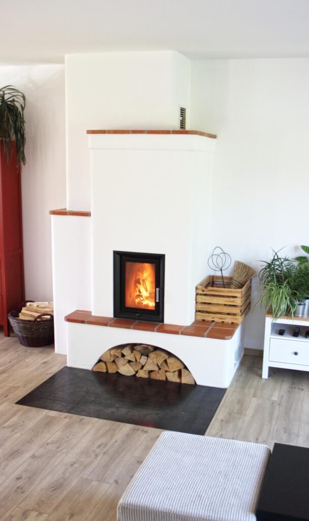 Krb bez kachlů, ale i tak s mnohahodinovou akumulací 4 1 Akumulacni krb Jihoceske kamanarstvi IMG 9667 scaled e1757245490722