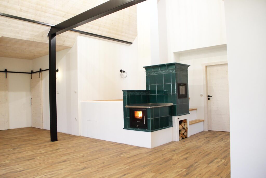 Kuchyňský sporák na dřevo s proskleným topeništěm aneb tradice v moderním pojetí 2 01 Kachlovy sporak s kobkou Jihoceske kamnarstvi IMG 9994 1