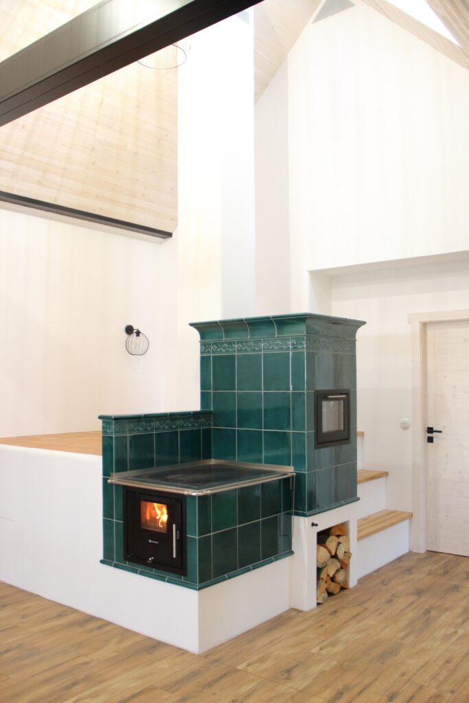 Kuchyňský sporák na dřevo s proskleným topeništěm aneb tradice v moderním pojetí 5 03 Kuchynsky sporak na drevo s kobkou Jihoceske kamnarstvi IMG 9977 1