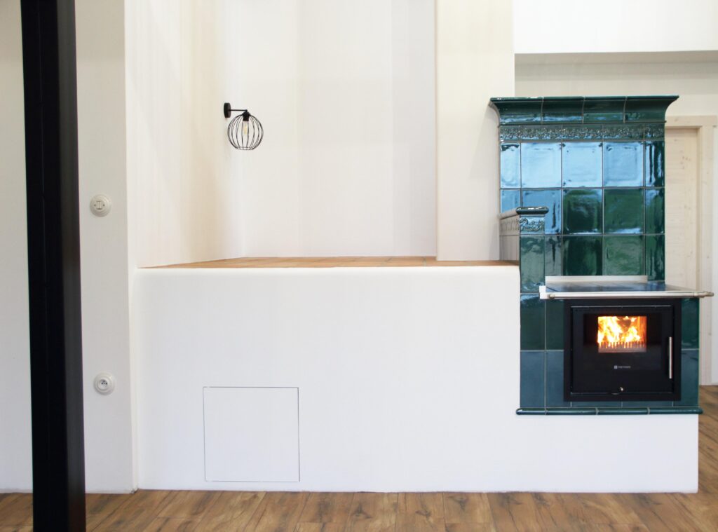 Kuchyňský sporák na dřevo s proskleným topeništěm aneb tradice v moderním pojetí 4 07 Kachlovy sporak s lezenim Jihoceske kamnarstvi IMG 0030 1