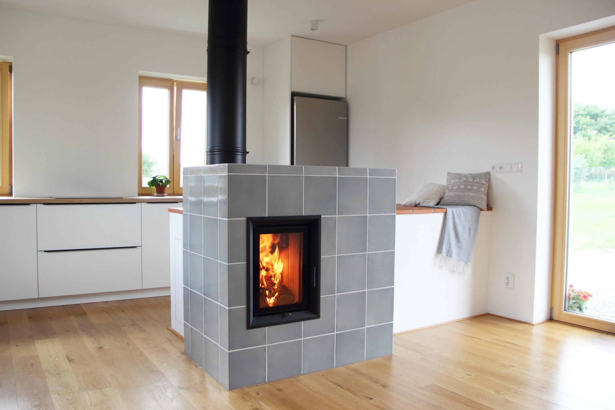 Moderní kachlová kamna s vyhřívaným ležením – Vysočina