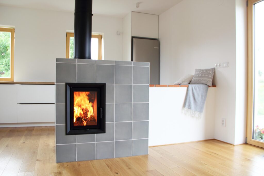 2 Moderni kachlova kamna s topenistem Hoxter Jihoceske kamnarstvi IMG 0074