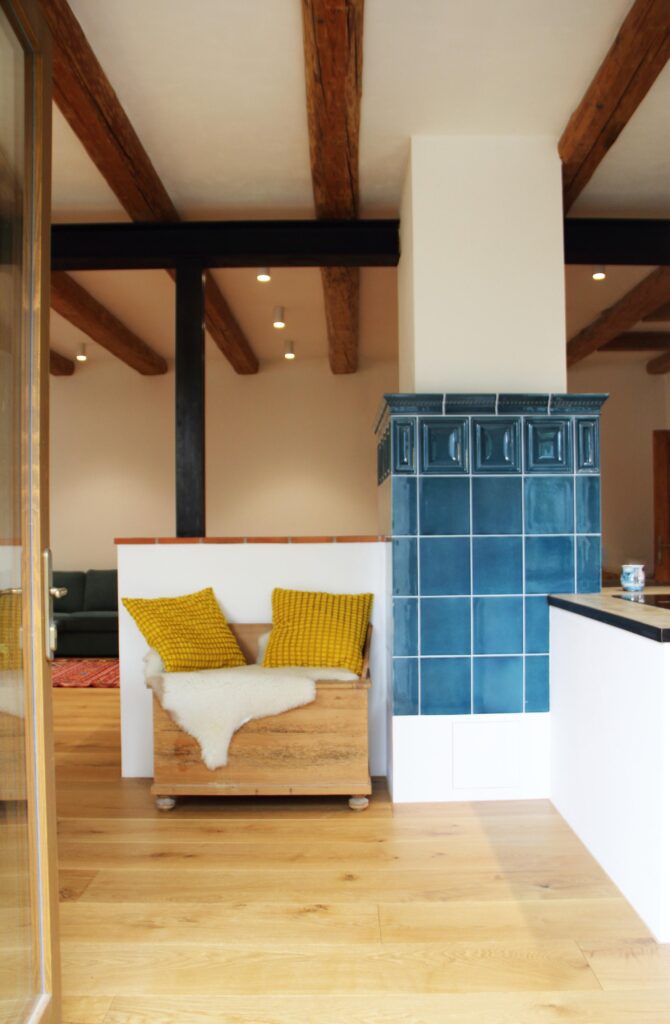 5 Akumulacni kamna s kachlovou topnou stenou Jihoceske kamnarstvi IMG 9899