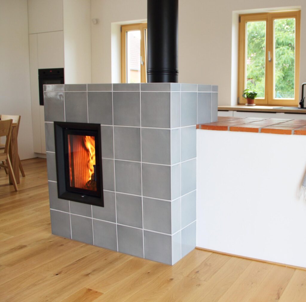 8 Kachlova kamna s topenistem Hoxter v modernim interieru Jihoceske kamnarstvi IMG 0094 scaled e1757068882413