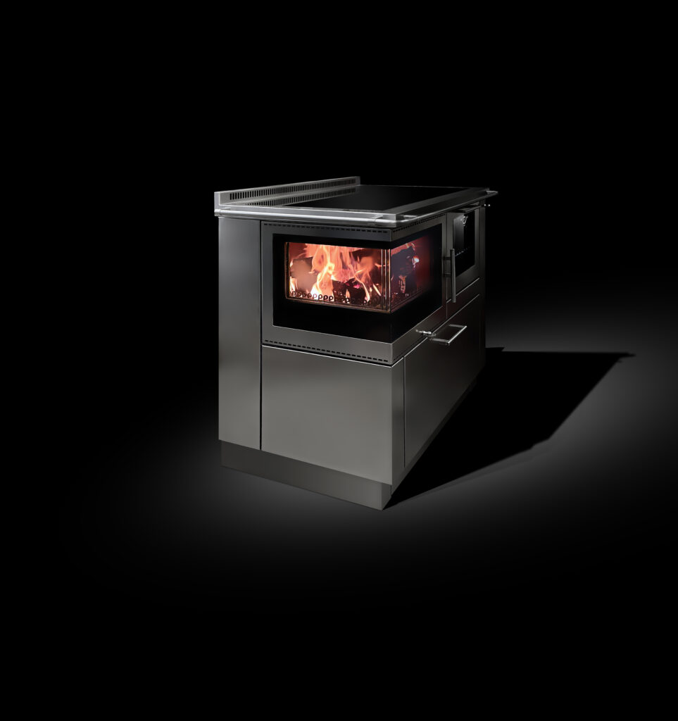 Novinka roku 2025: Kuchyňský sporák na dřevo Ökoalpin Living 12 Kuchynsky sporak na drevo s rohovym prosklenim 36 04 www.kamna pertinger.cz