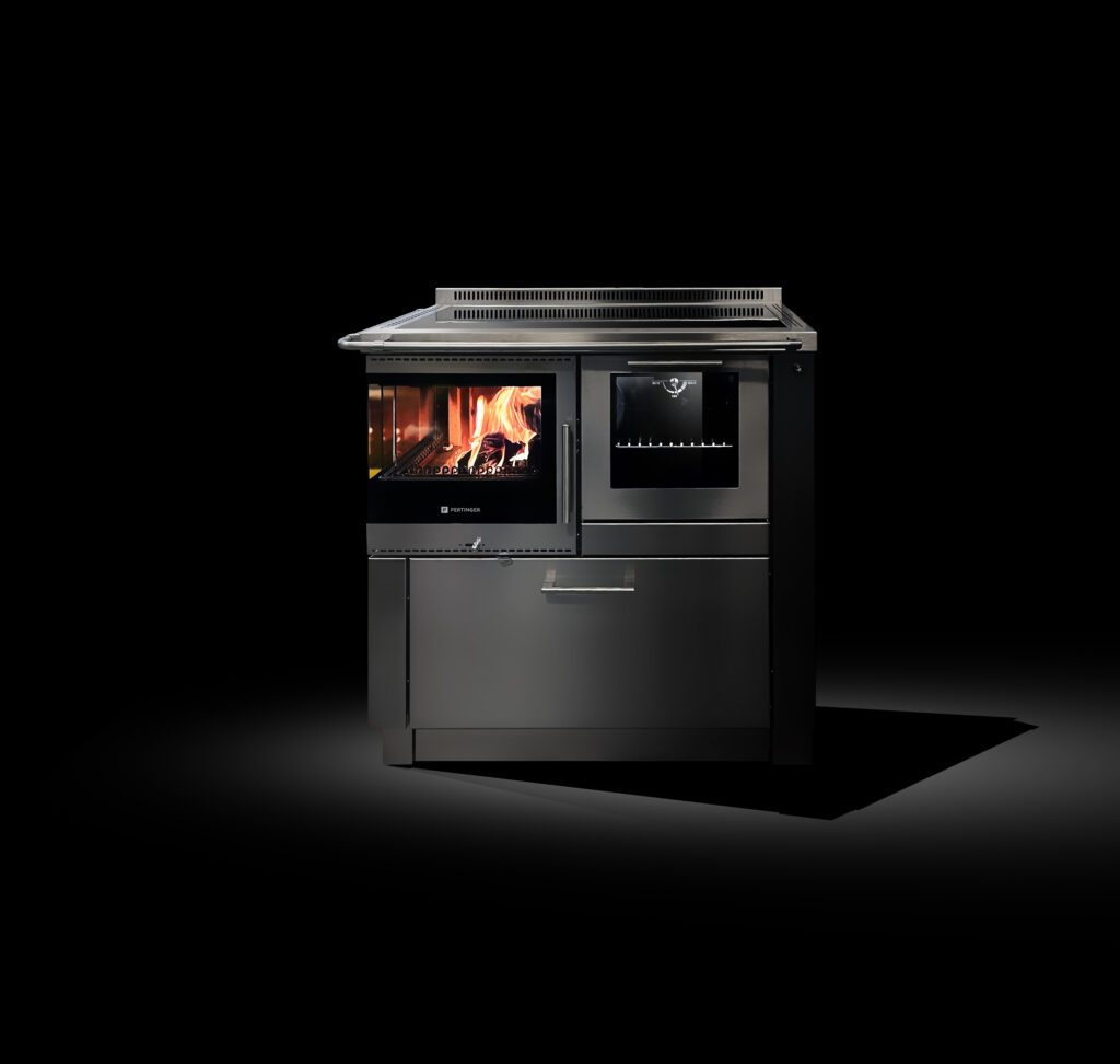 Novinka roku 2025: Kuchyňský sporák na dřevo Ökoalpin Living 11 Kuchynsky sporak na drevo s rohovym prosklenim 37 01 www.kamna pertinger.cz