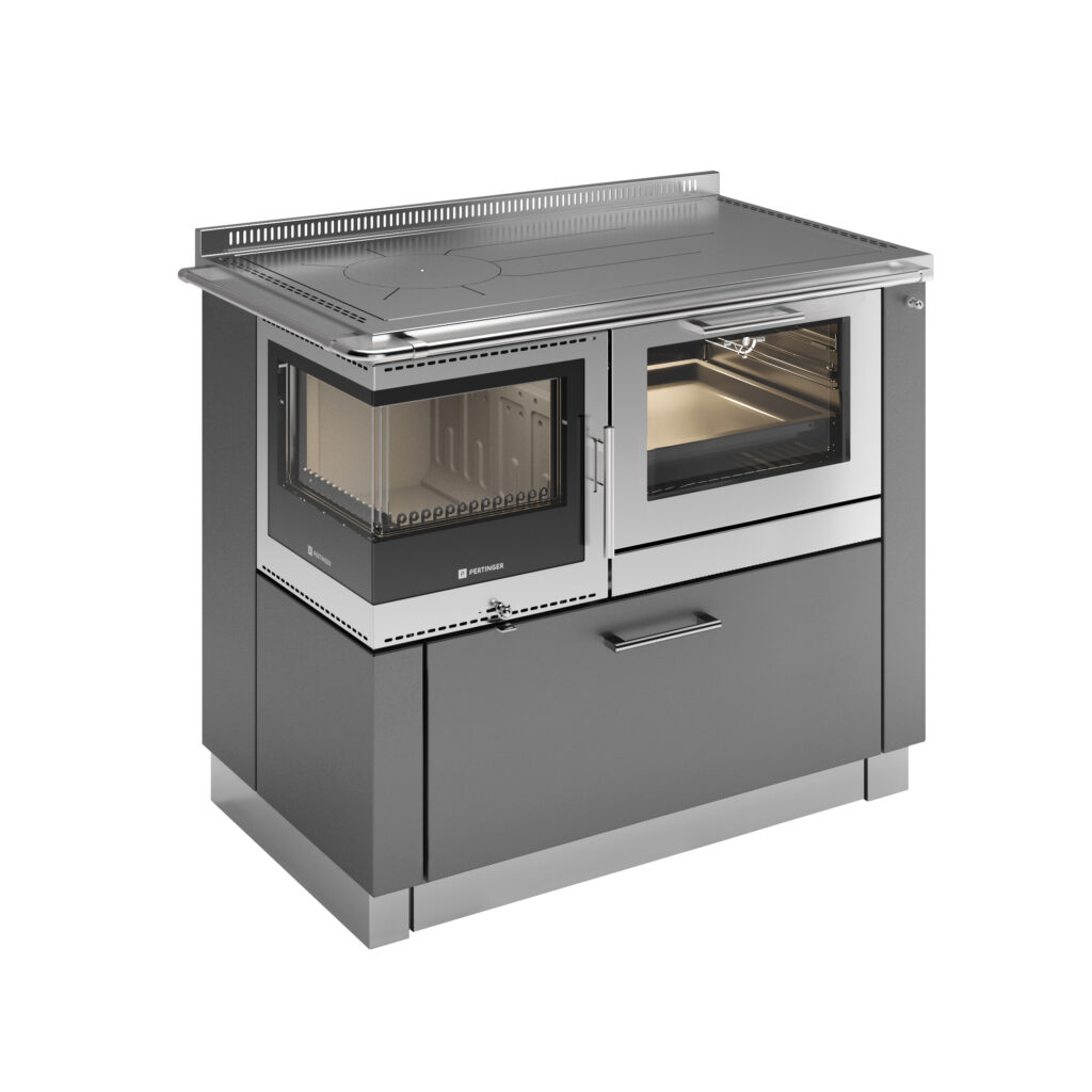 Novinka roku 2025: Kuchyňský sporák na dřevo Ökoalpin Living 15 Kuchynsky sporak na drevo s rohovym prosklenim Okoalpin Living 100 35 06 www.kamna pertinger.cz 1