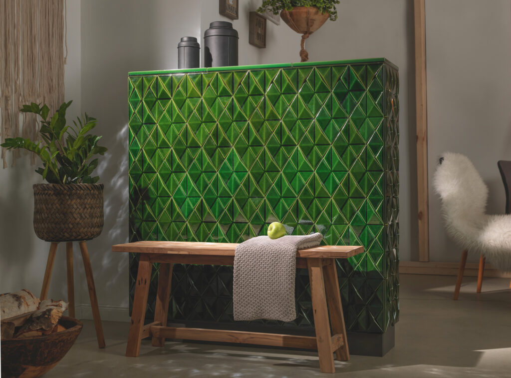 Pertinger – prémiové sporáky na dřevo míří poprvé na český veletrh ForArch 2025 8 Rauteblau Kaufmann E Keramik Kachelofen 1 web 1