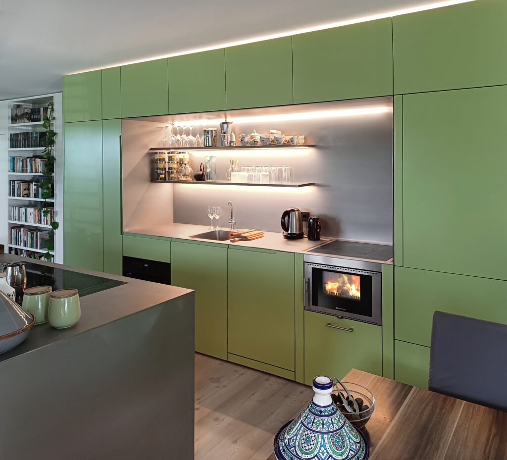 5 Sporak na drevo v barve kuchynske linky Pertinger Jihoceske kamnarstvi