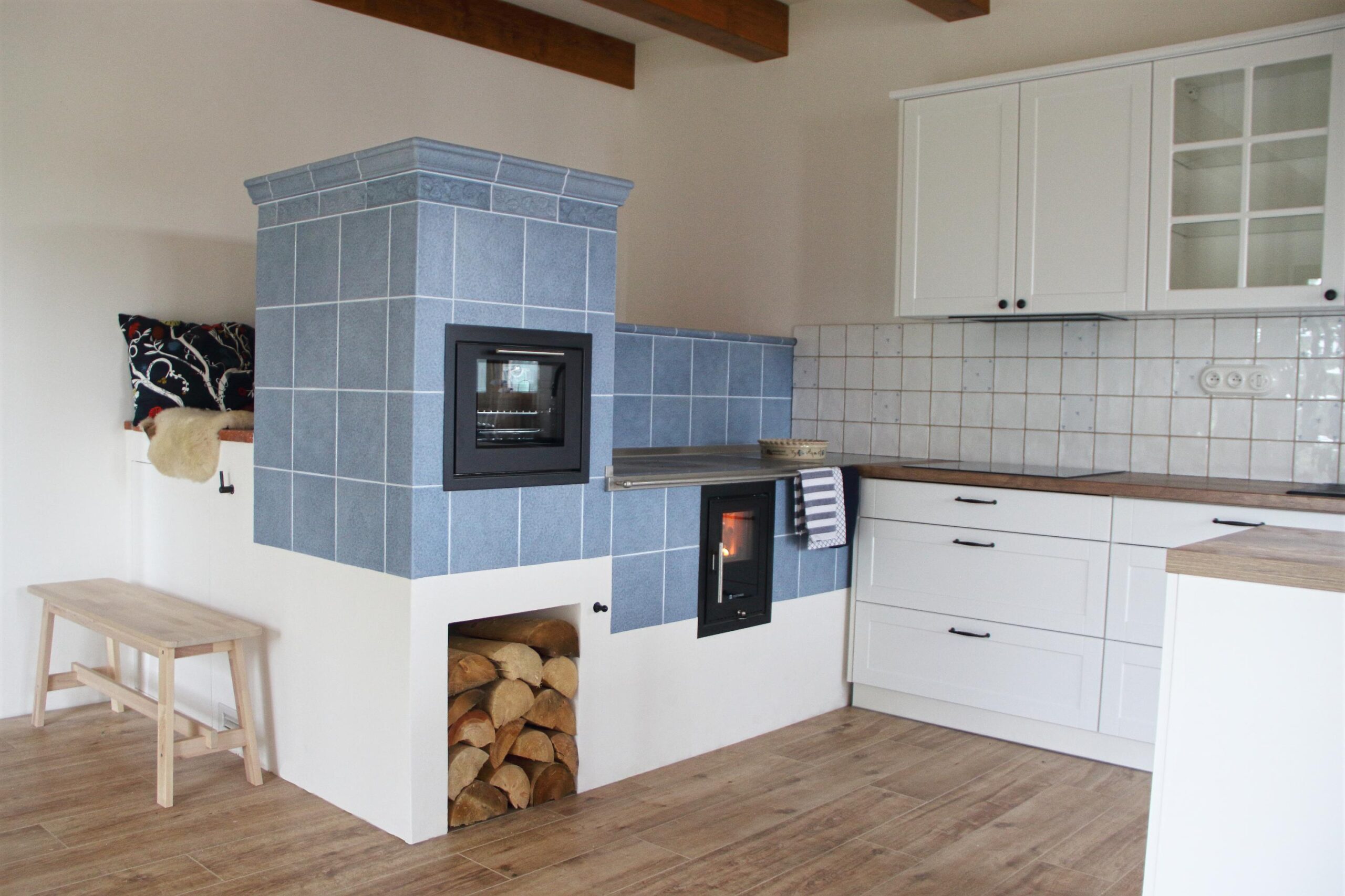 Sporák s kobkou napojený na kuchyňskou linku