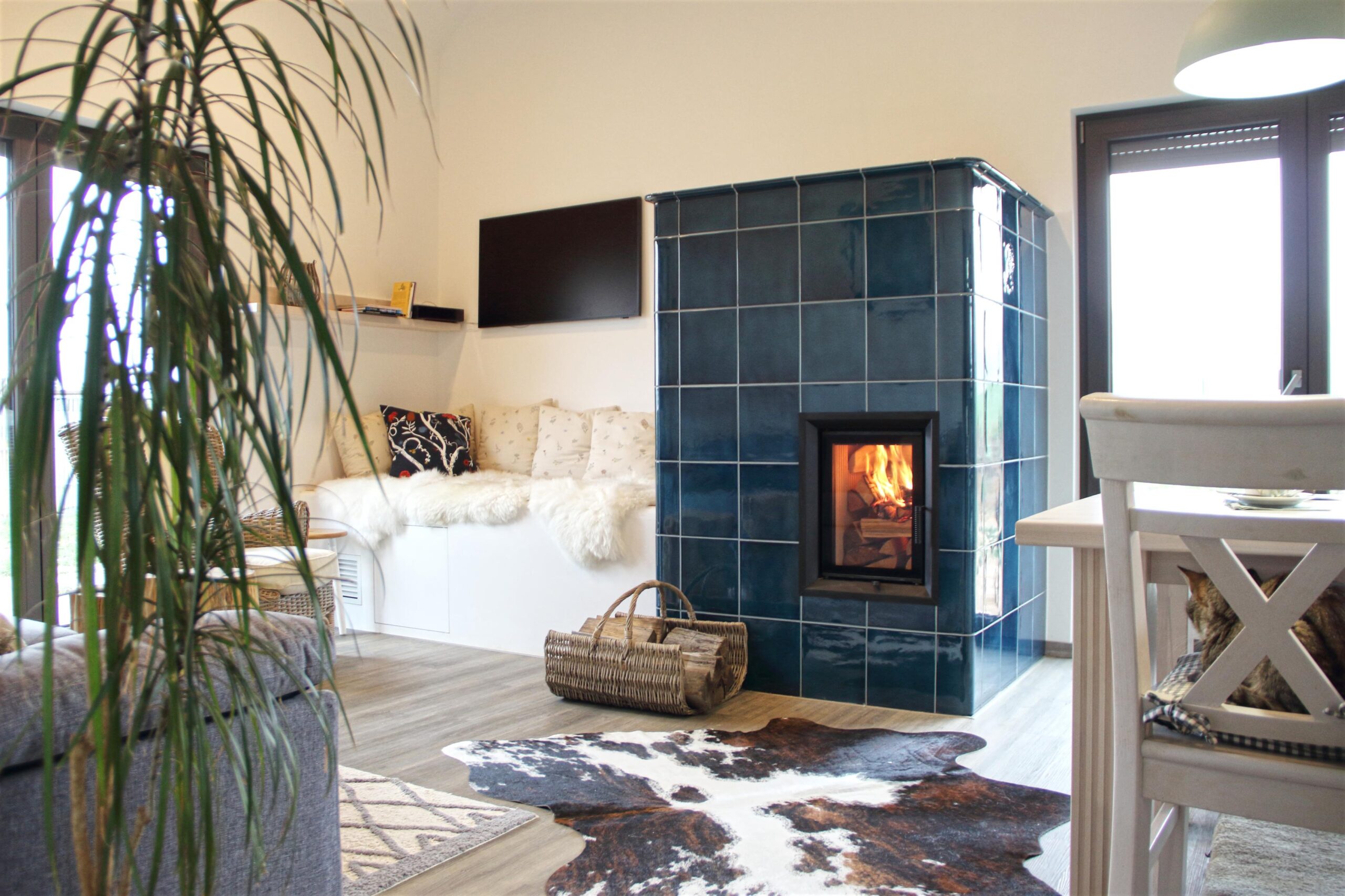 Kachlová kamna s ležením na Domažlicku