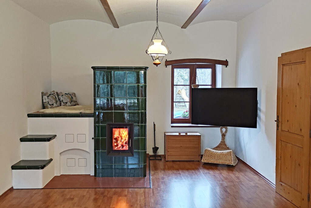 3 Kachlova kamna s keramikou Kaufmann Jihoceske kamnarstvi