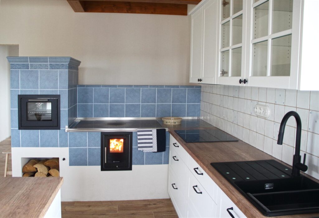 7 Kachlovy sporak s lezenim Jihoceske kamnarstvi IMG 0601