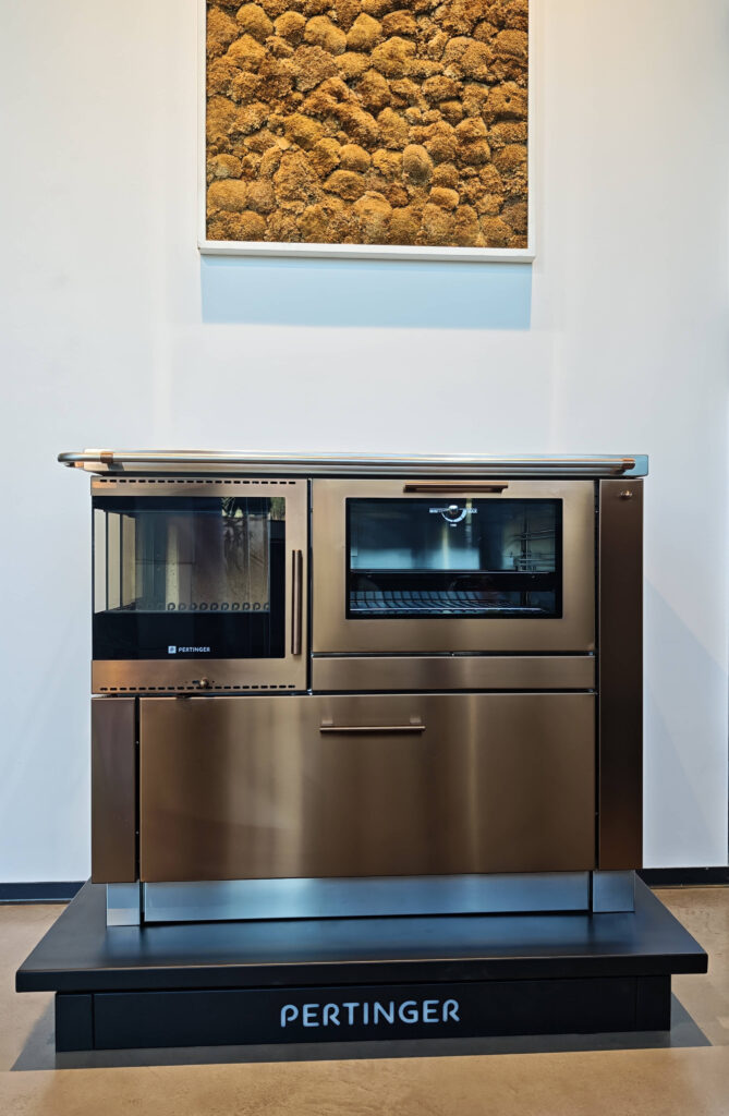 5 Kuchynsky sporak Pertinger s rohovym topenistem Jihoceske kamnarstvi